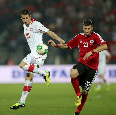 Valdet Rama (phải) và tuyển Albania hy vộng giành suất chính thức dự Euro 2016