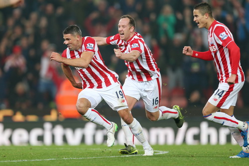 Jonathan Walters (19) ghi bàn mở tỉ số cho Stoke