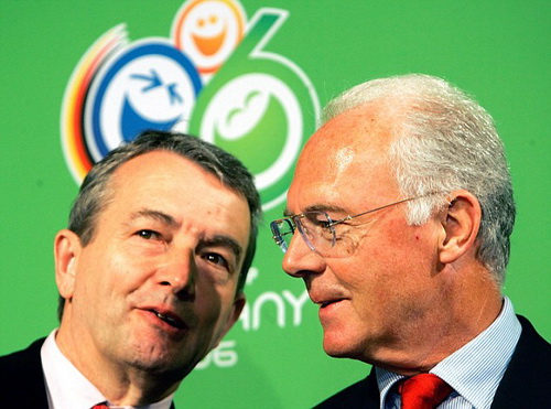 Chủ tịch DBF Wolfgang Niersbach (trái) và cựu danh thủ Franz Beckenbauer