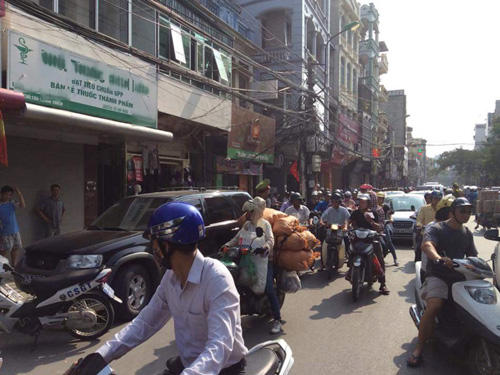 Vụ việc đã gây ùn tắc cục bộ trên đường phố Khâm Thiên
