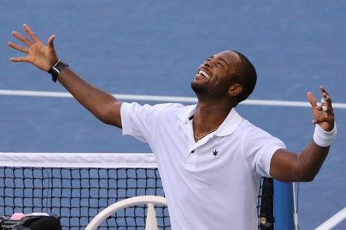 Donald Young vui mừng với chiến thắng trước Viktor Troicki