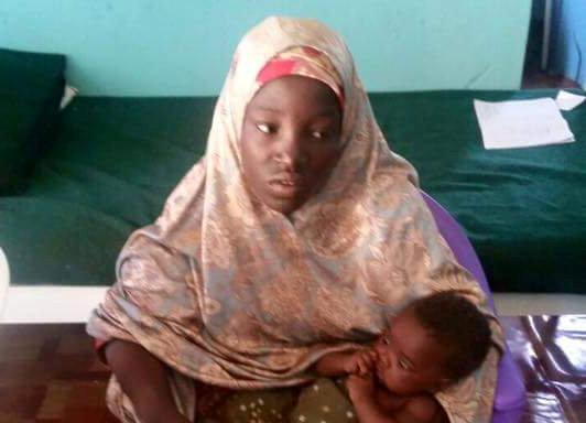 Nữ sinh Amina Ali cùng với em bé 4 tháng tuổi được cho là con của cô. Ảnh: REUTERS