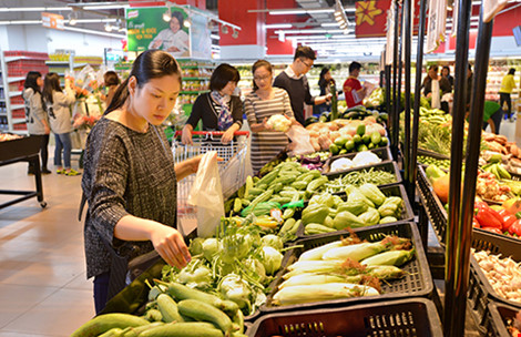 
Một số DN Việt cung cấp thực phẩm đạt chuẩn vào siêu thị để tăng lợi thế cạnh tranh. Trong ảnh: Khách hàng đang mua thực phẩm sạch tại một siêu thị. Ảnh: TÚ UYÊN
