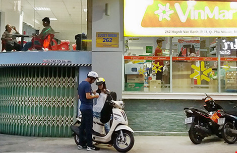 
Một cửa hàng tiện lợi vừa mới khai trương trên đường Huỳnh Văn Bánh, quận Phú Nhuận, TP HCM. Ảnh: HTD
