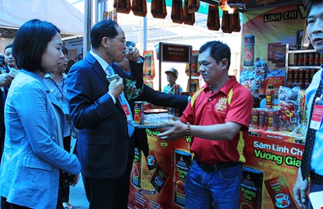 
Hàng Việt được giới thiệu tại một hội chợ do Lotte Mart tổ chức ở Hàn Quốc. Ảnh: TU
