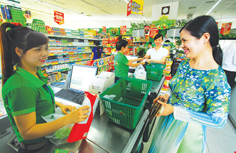 
Người tiêu dùng đang mua hàng tại một cửa hàng tiện lợi ở TP HCM. Ảnh: TÚ UYÊN

