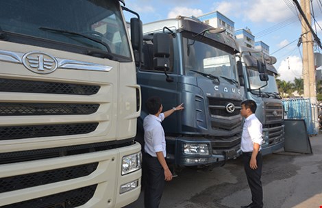 Xe tải Trung Quốc được bày bán nhiều tại một đại lý ở TP.HCM. Ảnh: QUANG HUY