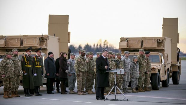 
Tổng thống Ukraine Petro Poroshenko phát biểu tại lễ tiếp nhận radar Mỹ. Ảnh: president.gov.ua
