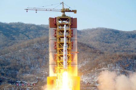 Bức ảnh do Kyodo đăng tải ngày 7-2 cho thấy Triều Tiên phóng rốc-két tầm xa mang vệ tinh lên quỹ đạo. Ảnh: Kyodo