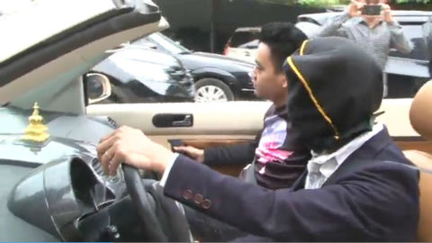 
Anh Trần Đình Quý đang lái xe Volkswagen khi trùm khăn đen trên đầu (ảnh cắt ra từ clip)

