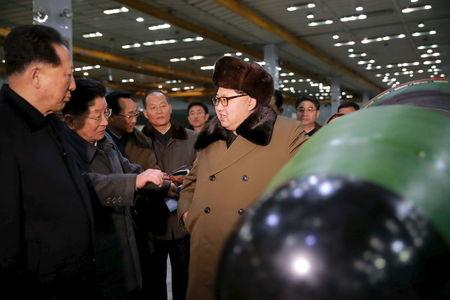 Ông Kim thăm một nhà máy sản xuất vũ khí hạt nhân. Ảnh: KCNA