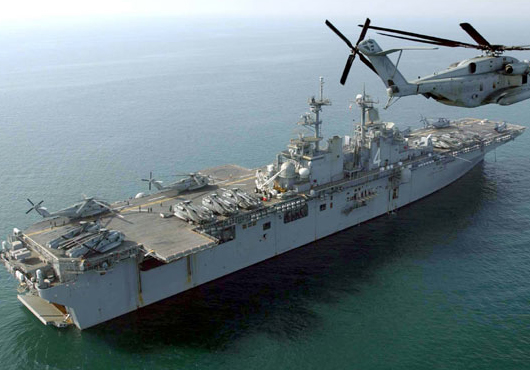 Tàu chiến và trực thăng Mỹ đậu tại Vịnh Subic của Philippines. Ảnh: Naval Today