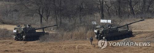 Pháo tự hành K-9 được chuyển tới biên giới giáp Triều Tiên để chuẩn bị tập trận, ngày 24-3. Ảnh: Yonhap