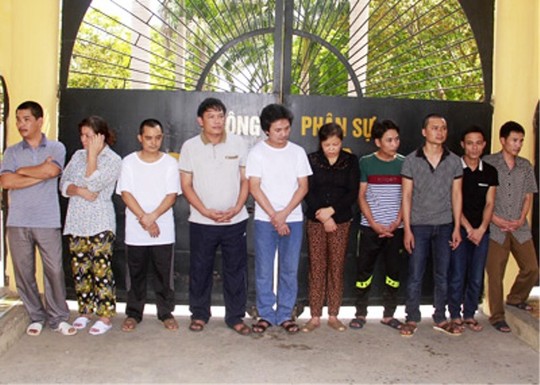 
Các con bạc bị bắt trong đường dây đánh bạc ngàn tỉ đồng qua mạng internet ở thị xã Bỉm Sơn - tỉnh Thanh Hóa tháng 7-2014
