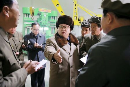 Nhà lãnh đạo Triều Tiên Kim Jong-un thăm nah2 máy cơ khí Sinhung. Ảnh: KCNA