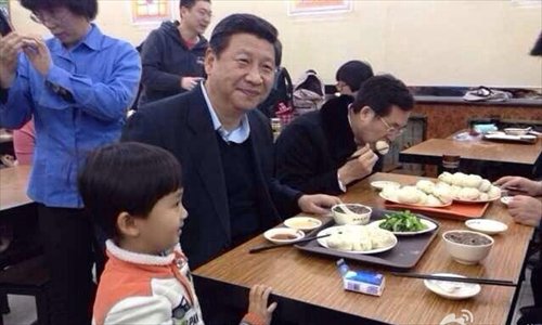 Ông Tập ăn bánh bao hấp tại một cửa hàng ở Bắc Kinh tháng 12-2013. Ảnh: TÂN HOA XÃ