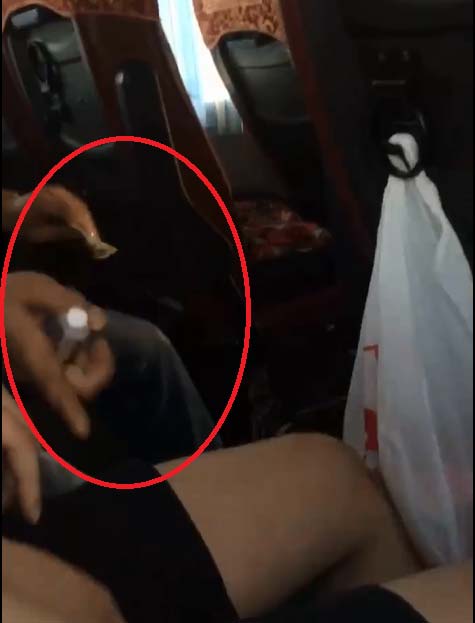 Nam thanh niên xăm trổ rút bơm kim tiêm ra đe dọa hành khách xin tiền - ảnh cắt từ clip