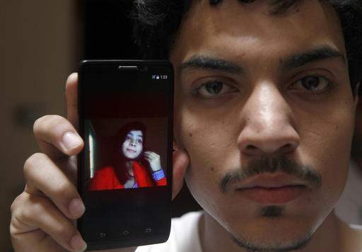 Hasan Khan cho xem hình vợ, cô Zeenat Rafiq, lưu trong điện thoại. Ảnh: AP
