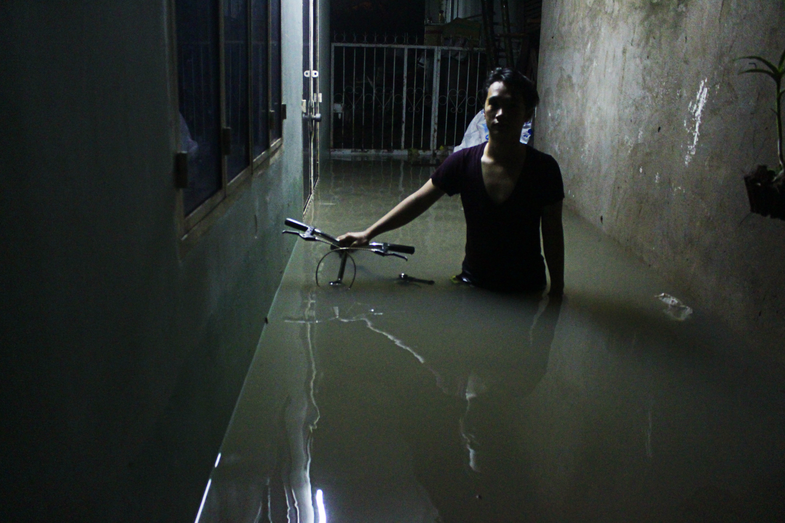 Anh Trần Minh Hậu đứng trước cổng ngôi nhà của mình, nước ngập sâu gần 1,5m. Anh Hậu cho biết: Sau khi mưa được khoảng gần 1 tiếng đồng hồ thì dòng nước từ các hướng đổ về ầm ầm như lũ tràn vào nhà người dân.