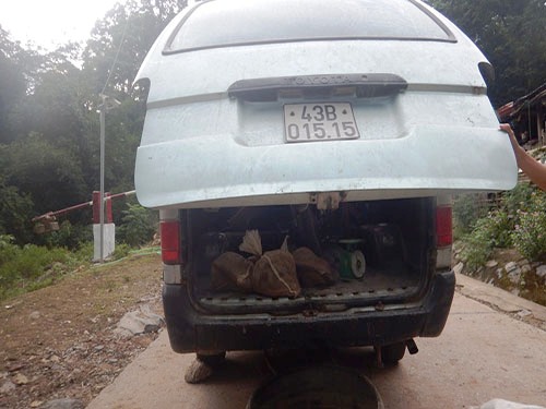 Chiếc ô tô vận chuyển 4 cá thể Cầy bị phát hiện – Hạt Kiểm lâm VQG Phong Nha – Kẻ Bàng cung cấp