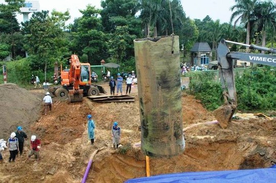 
Công nhân của Công ty nước sạch Vinaconex đang khắc phục sự cố vỡ đường ống nước sạch sông Đà lần thứ 15 - Ảnh: Nguyễn Hưởng
