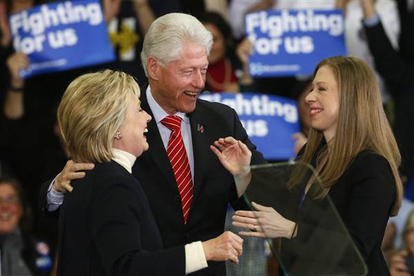 
Bà Clinton cùng chồng và con gái trong quá trình bầu cử sơ bộ của đảng Dân chủ. Ảnh: Reuters
