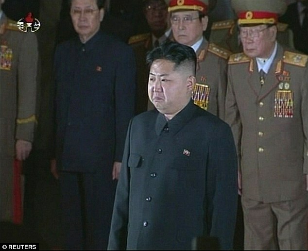 
Lãnh đạo Kim Jong-un tại đám tang của cha vào cuối năm 2011... Ảnh: Reuters
