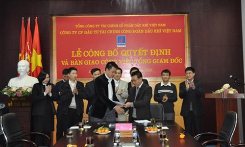 
Ông Vũ Quang Hải (bên trái) tại lễ công bố quyết định bổ nhiệm giữ chức vụ tổng giám đốc PVFI ngày 27-1-2011
