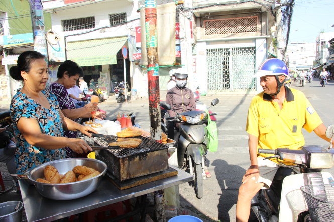 Khách hàng chờ mua bánh mì nướng muối ớt trên đường Lê Quang Sung - Ảnh: MINH BẰNG