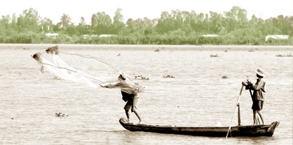 
Quăng chài. Ảnh: DUY KHÔI
