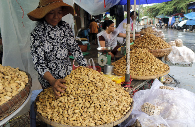 Với gia bán cao gấp nhiều lần đậu phộng nhập khẩu, đậu phộng VN rất khó cạnh tranh. Trong ảnh: đậu phộng được bán tại TP HCM - Ảnh: NGỌC DƯƠNG