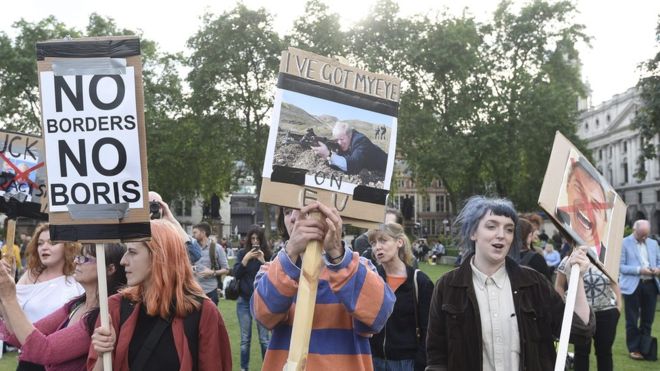 
Người dân phản đối ra đi tụ tập bên ngoài trụ sở Quốc hội Anh sau khi có kết quả cuộc bỏ phiếu. Ảnh: EPA
