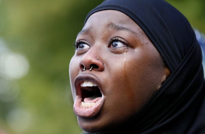 
Một cô gái trẻ rơi nước mắt trong cuộc biểu tình ngày 9-7. Ảnh: Reuters

