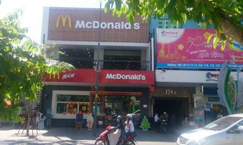 
Nhà hàng mới của McDonald vừa khai trương trên phố đi bộ Nguyễn Huệ, tuyến đường được cho là có giá thuê mặt bằng đắt nhất nhì Sài Gòn. Ảnh: Vũ Lê
