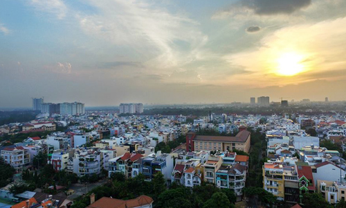 
Nhiều nhà đầu tư có dòng vốn nhàn rỗi lớn đang thu gom đất ngoại thành Sài Gòn để tích luỹ tài sản, chờ cơ hội tăng giá trong 5-10 năm tới. Ảnh: Lucas Nguyễn
