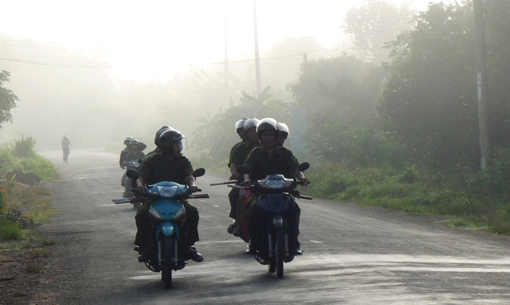 
Công an xã An Thái, huyện Phú Giáo tổ chức tuần tra nhằm bảo đảm an ninh trật tự địa bàn vùng giáp ranh Ảnh: HOÀI PHƯƠNG

