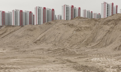 Các tòa chung cư mới xây tại Lan Châu Tân Khu đang đợi người dân đến ở. Ảnh: Washington Post
