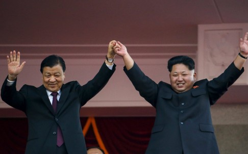Ủy viên thường vụ Bộ Chính trị Đảng Cộng sản Trung Quốc Lưu Vân Sơn (trái) và Nhà lãnh đạo Triều Tiên Kim Jong-un trong lễ duyệt binh hồi tháng 10-2015. Ảnh: Reuters
