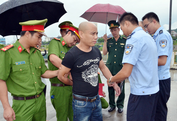 Lực lượng chức năng hai bên bàn giao đối tượng.