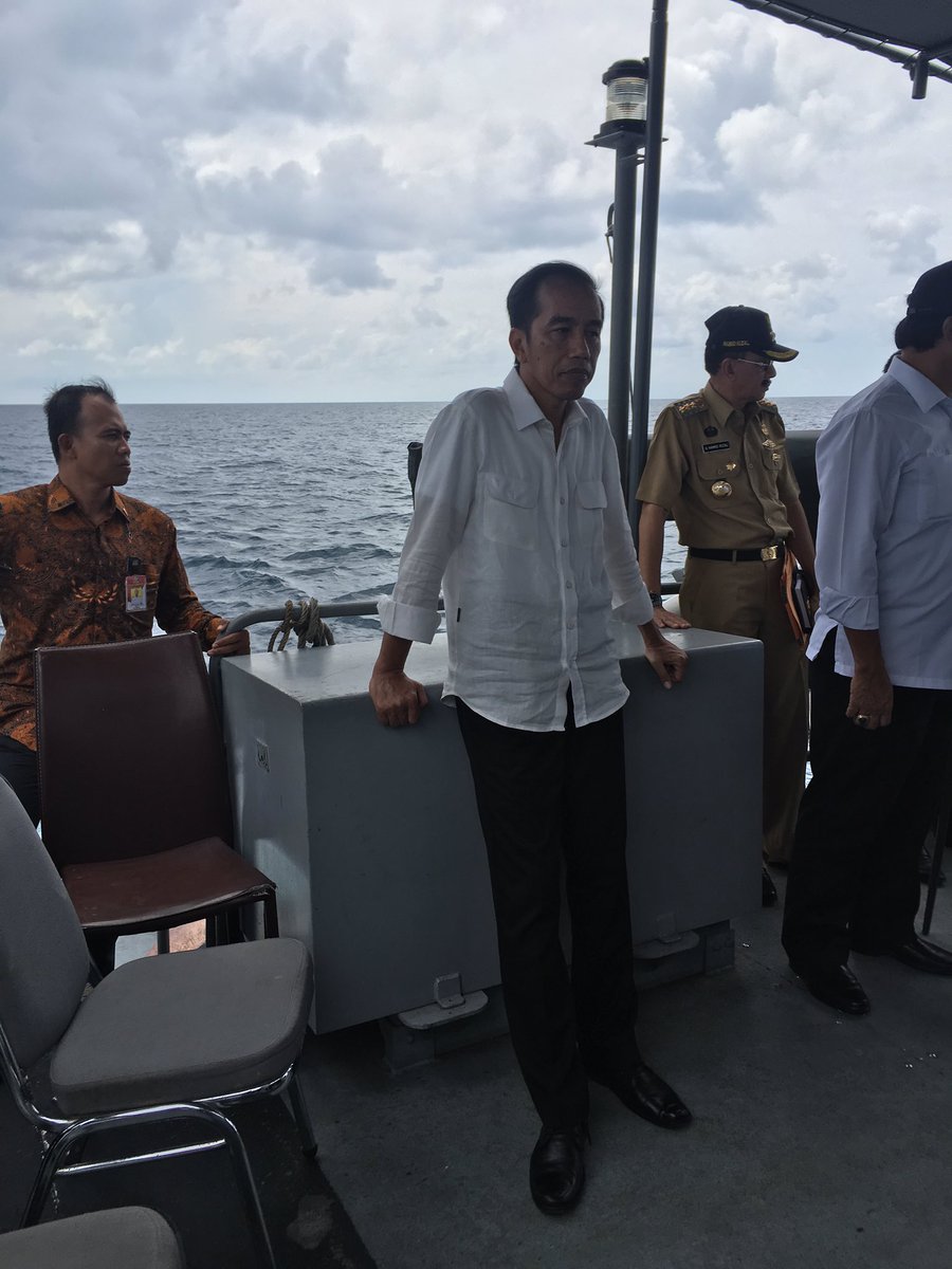 
Những hình ảnh về chuyến thăm quần đảo Natuna bằng tàu chiến KRI Imam Bonjol của Tổng thống Widodo do Thư ký Nội các Pramono Anung đăng trên Twitter
