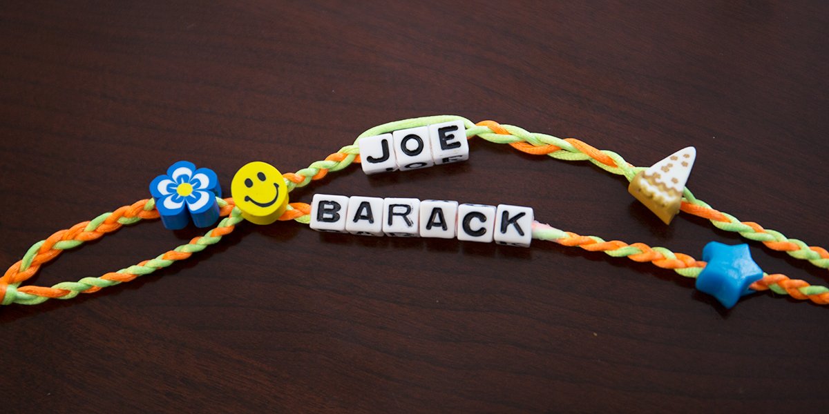 
Lời chúc sinh nhật kèm chiếc vòng dễ thương của Phó Tổng thống Joe Biden dành cho ông Obama. Ảnh: Twitter
