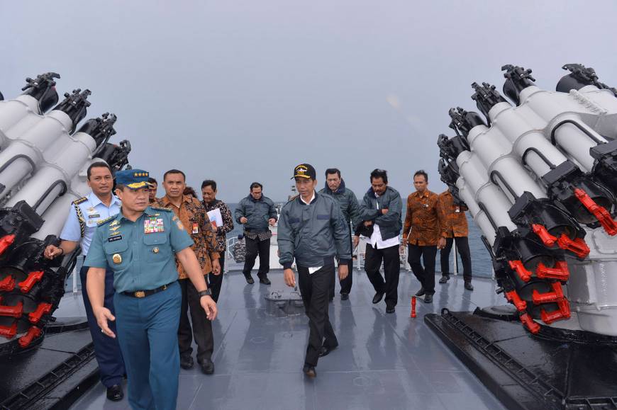 
Tổng thống Indonesia Joko Widodo trên boong tàu chiến KRI Imam Bonjol khi lên đường tới quần đảo Natuna hôm 23-6. Ảnh: Reuters
