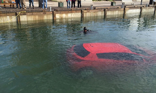 
Tin tưởng và đi theo hệ thống định vị GPS, một cô gái đã lao xe xuống hồ.
