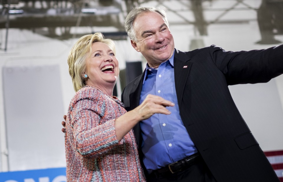 
Bà Clinton (trái) nói răng ông Kaine (phải) đã cống hiến cuộc đời để đấu tranh cho người khác. Ảnh: Washington Times
