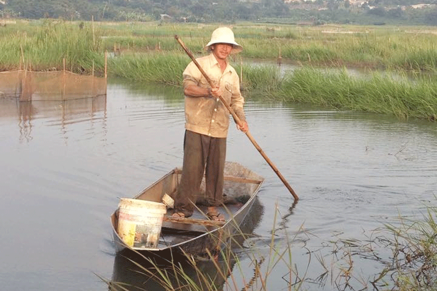 
Anh Tiến đang tranh thủ thả lưới lúc cuối ngày. Ảnh T.A
