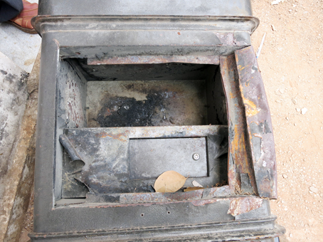 
Chiếc két sắt bị Cao Ngọc Hưng đốt sau khi đục phá, lấy tài sản.
