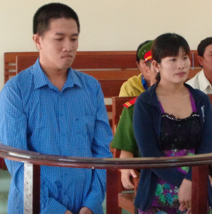 
Nguyễn Văn Tuấn và vợ là Trương Thị Quyên tại phiên tòa sơ thẩm
