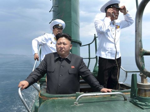 
Nhà lãnh đạo Triều Tiên Kim Jong-un trong một lần thị sát tàu ngầm Triều Tiên. Ảnh: KCNA/Reuters

