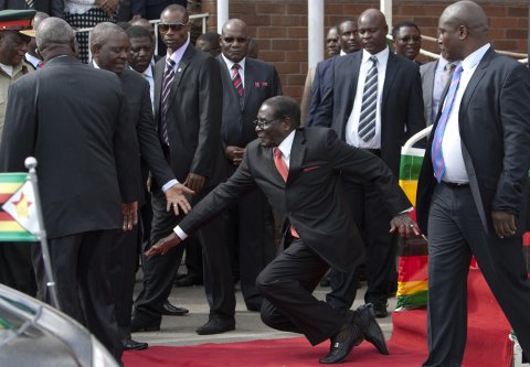
Cú vấp té khiến Tổng thống Zimbabwe Robert Mugabe muốn quên đi mãi mãi. Ảnh: AP
