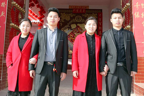 
Hai đôi vợ chồng sinh đôi: Từ trái qua: Yun Yang - Zhao Xuan, Yun Fei - Zhao Xin. Ảnh: Sun.
